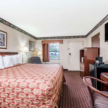 Super 8 by Wyndham Cleveland Motel Eksteriør billede